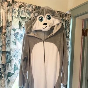 NWOT Husky/Wolf Onesie